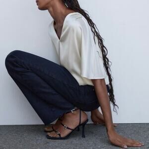 SHORT-SLEEVED SATIN BLOUSE